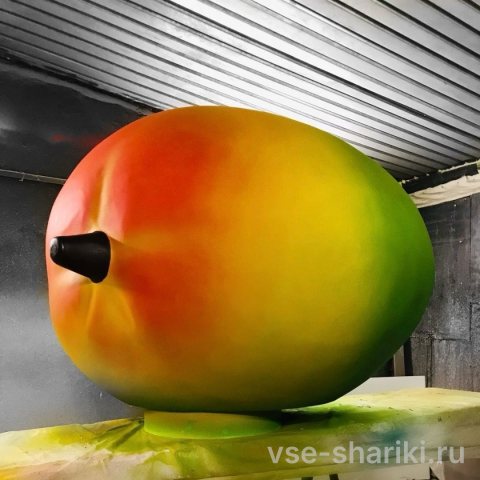 Фигура спелого манго из пенопласта с градиентной окраской