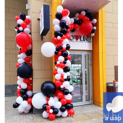Гирлянда из белых, красных и чёрных шаров для магазина косметики