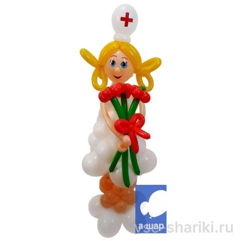 Фигура медсестры ростом 1,7 м с букетиком алых цветов