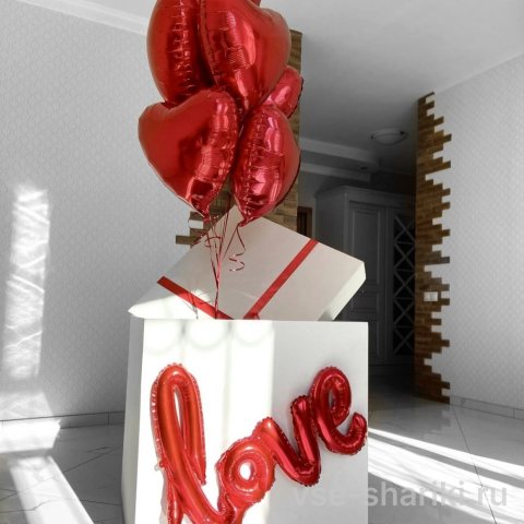 Коробка-сюрприз с шестью красными сердцами и надписью «Love»