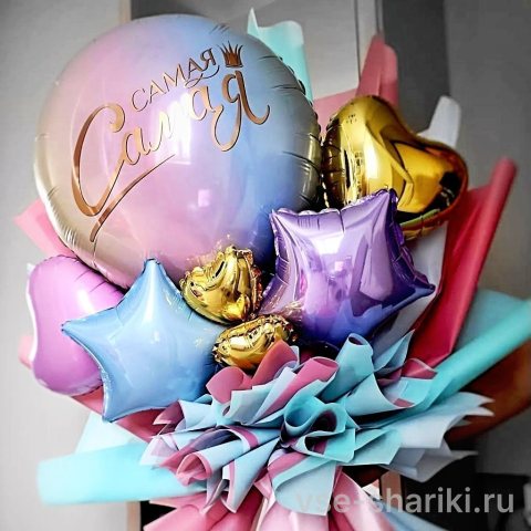 Букет женщине со звёздами, сердцами и комплиментом на круге