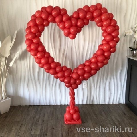 Фигура-сердце из красных шаров высотой 2 м