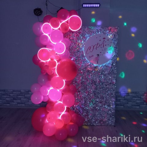 Фотозона с подсветкой по контуру в розово-серебряной гамме