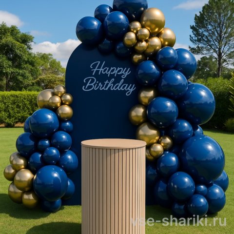 Фотозона с синим баннером Happy Birthday и сине-золотой гирляндой