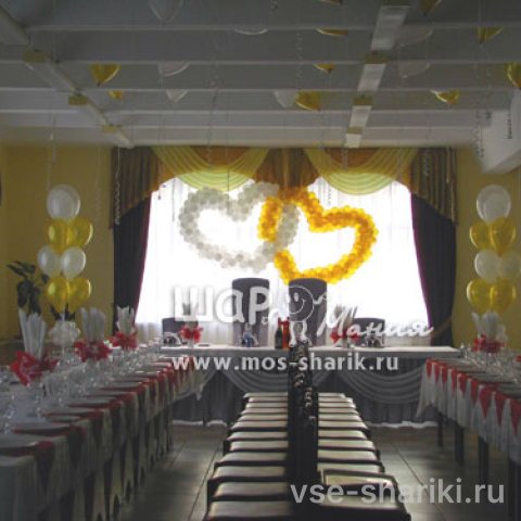 Панно из двух сплетённых сердец и 100 шаров-сердец