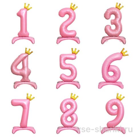 Шар-цифра нежно-розового цвета с золотой короной на подставке
