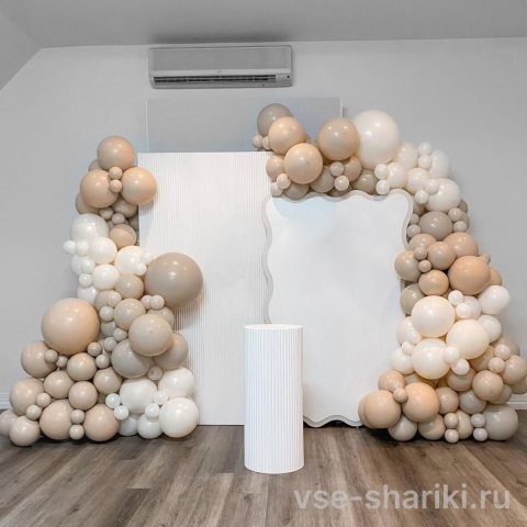 Фотозона в нюдовых тонах из бежевых, серых и белых шаров