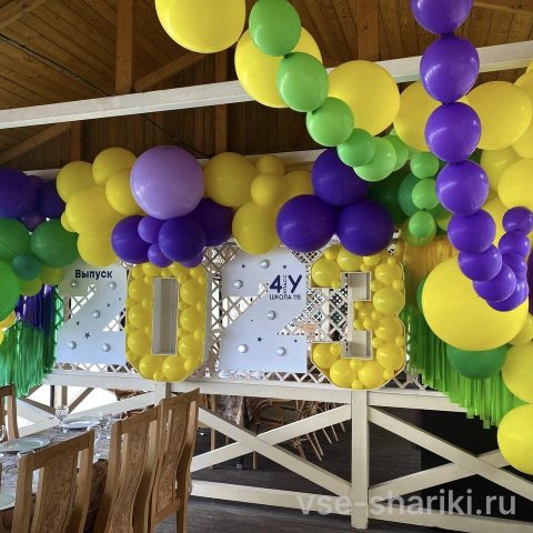 Оформление школьного выпускного шарами на воздухе в любом цвете