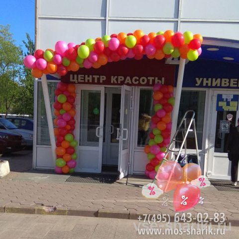 Арка разнокалиберная из трёх гирлянд для входа в салон