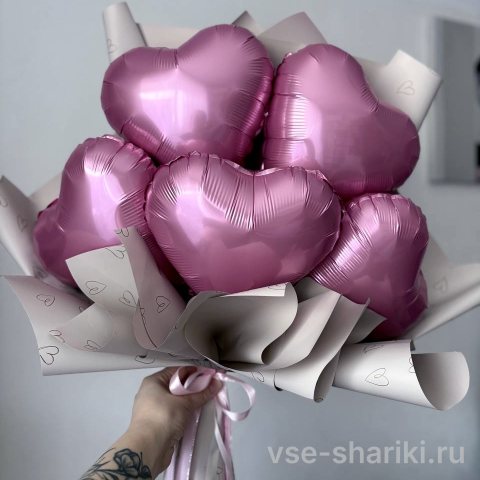 Букет из ярко-розовых сердечек в пышной обёртке