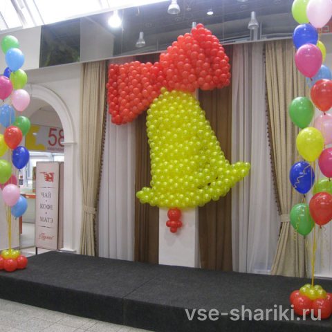 Панно-колокольчик из жёлтых и красных шаров для школьного праздника