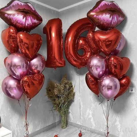 Фонтаны с цифрами 16, губами и сердцами из фольги