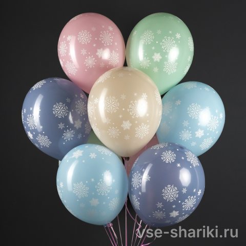 Шар пастельного оттенка с белыми снежинками для зимних праздников