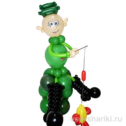 Фигура рыбака в зелёном костюме на чёрной подставке