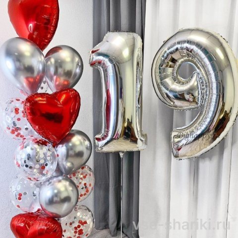 Композиция на 19 лет с серебряными цифрами, сердцами и хромом