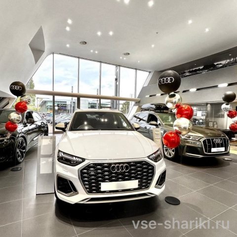 Фонтан для автосалона: шар с логотипом и красно-серебряные сферы