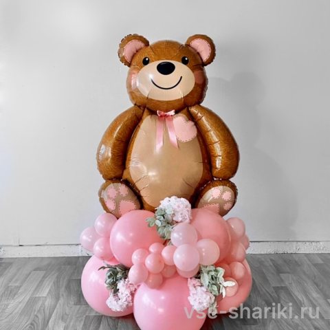 Фигура мишки с сердечком на подставке с цветами