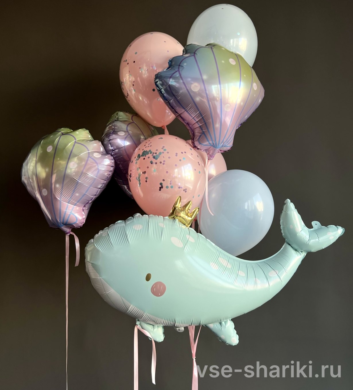 Композиция с китом, тремя ракушками и шарами с конфетти