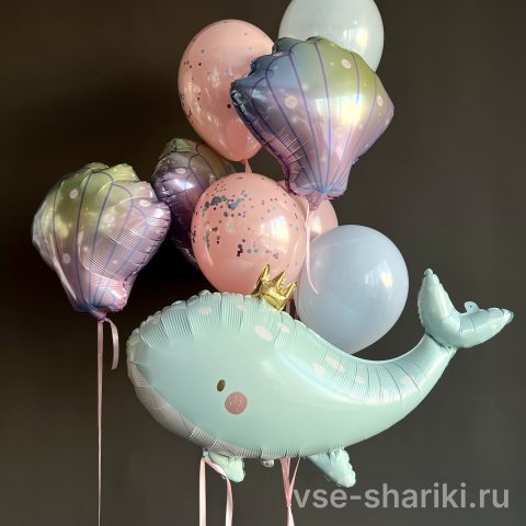 Композиция с китом, тремя ракушками и шарами с конфетти
