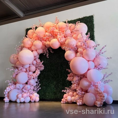 Арка из розовых шаров и фуксии с цветочным декором