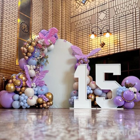 Фотозона с объёмными бабочками и цифрами в лавандово-золотых тонах