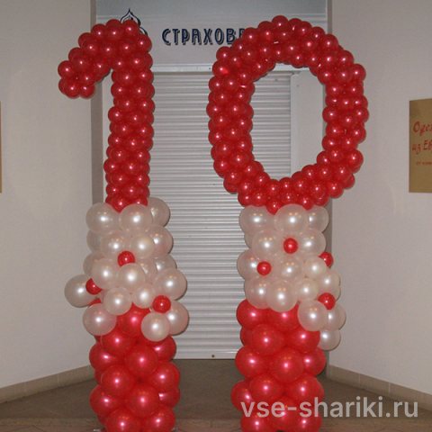 Фигура-цифра из красных и перламутровых шаров, высота 2,5 м