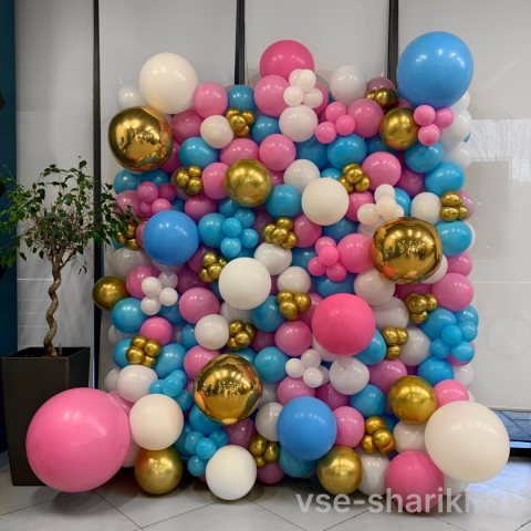 Фотозона 2×2 м: бело-розово-голубые шары и три сферы из фольги