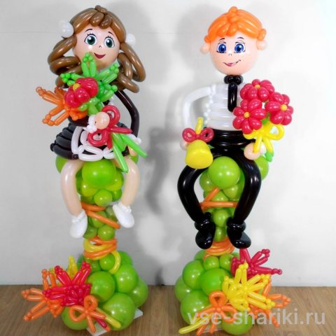 Фигуры двух учеников на стульях из шаров, около 150 см