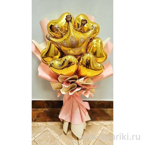 Букет из шести золотых мини-сердец с короной в обёртке