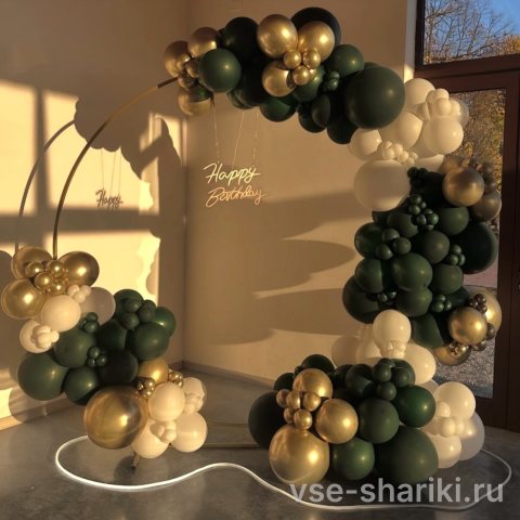 Фотозона Happy Birthday на круглой стойке в зелёно-золотой гамме