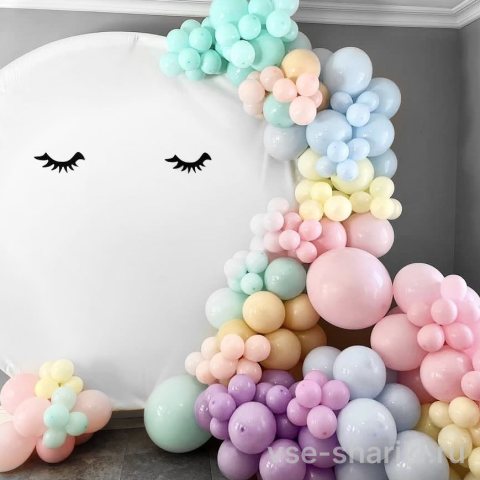 Фотозона с ресничками на круглом баннере и пастельной гирляндой