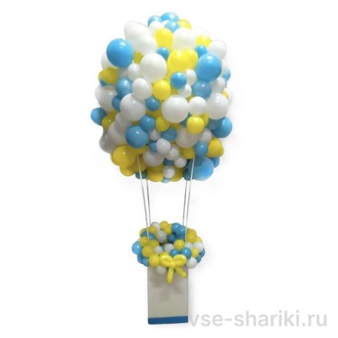 Композиция с корзиной и бело-сине-жёлтыми шарами на четырёх шестах