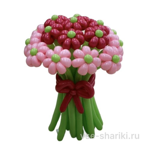 Букет из 15 красно-розовых ромашек, скрученных из шаров
