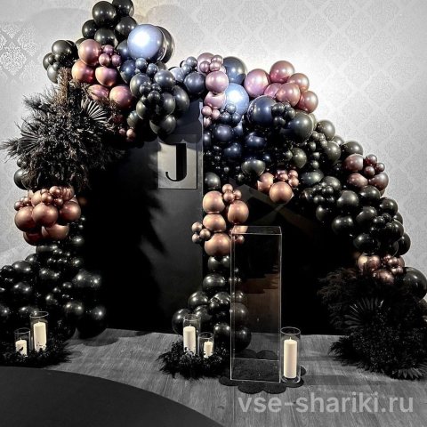 Фотозона в чёрных тонах из матовых, перламутровых и зеркальных шаров