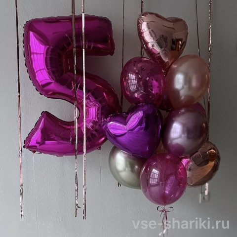 Композиция с цифрой цвета фуксии, сердцами и фиолетовым хромом