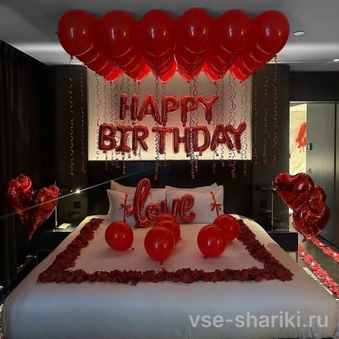 Набор из 25 алых шаров под потолок с надписью «Love»