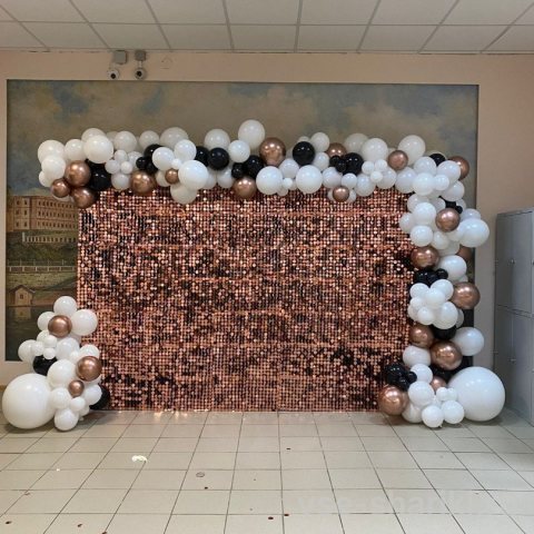 Фотозона с панелью из пайеток и чёрно-золотой гирляндой из шаров