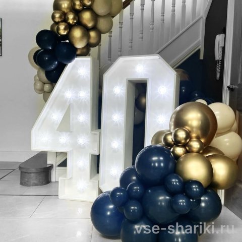 Фотозона к 40-летию: цифры с лампочками и сине-золотая гирлянда