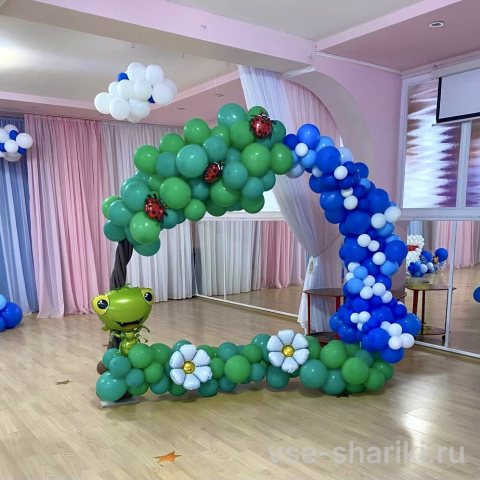 Фотозона из зелёных шаров с лягушонком для детского праздника