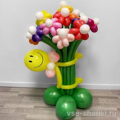 Фигура улыбчивого человечка с букетом из 15 цветов
