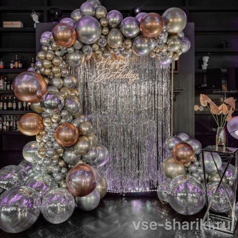 Фотозона с блестящим серебряным занавесом и надписью Happy Birthday