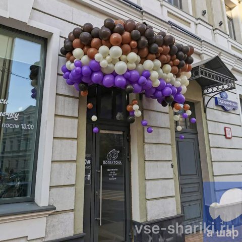 Гирлянда разного калибра в ярких цветах над дверью кафе