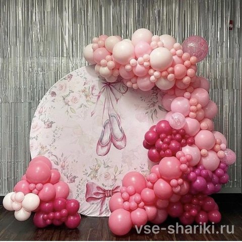 Фотозона для юной балерины: баннер с пуантами и розовая гирлянда